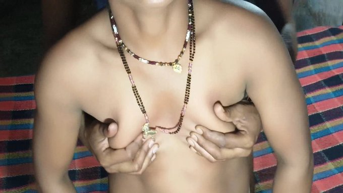 Hintli Genç Neha, Büyük Bir Klitorisini Ve Büyük Poposunu Yalatıyor