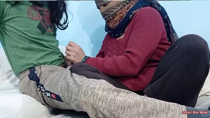 18+ Hintli Genç El Işi Yapıyor Ve Kendini Zevklendiriyor