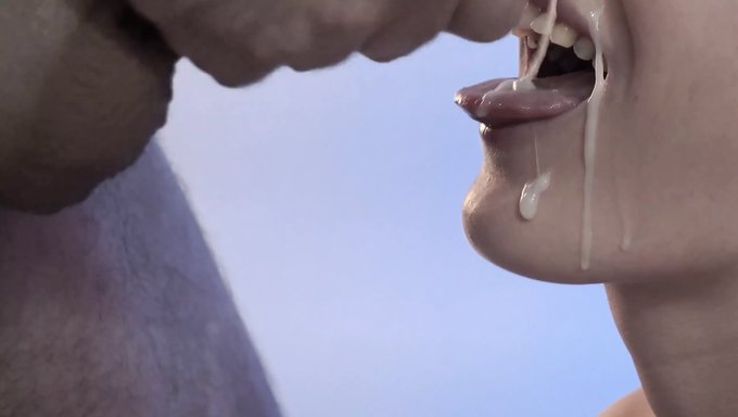 18 Yaşındaki Üvey Kız Kardeş Bu Genç Porno Videosunda Büyük Bir Yarakla Sikişiyor