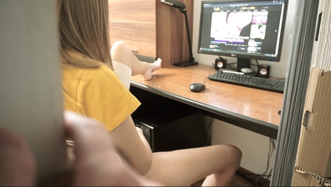 Üvey Kız Kardeşim Porno Izlerken Yakalandı Ve Benim Tarafımdan Beceriliyor