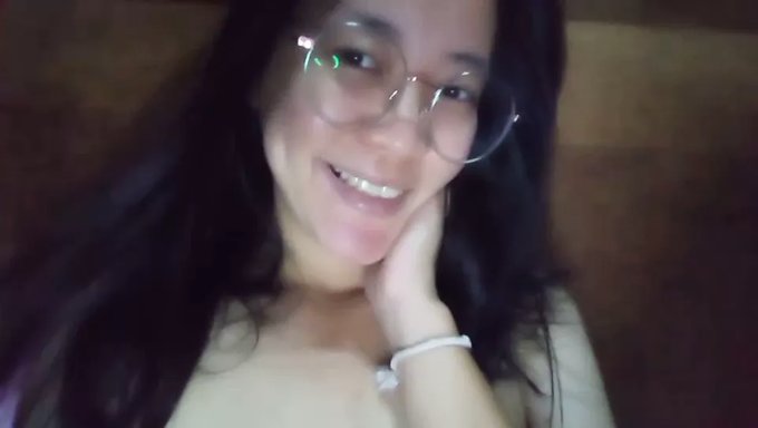 Sevimli Asyalı Kızın Amatör Ev Yapımı Videosu