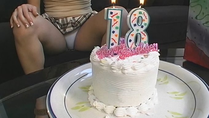 Sarışın Genç (18+) Ilk Dildo Deneyimini Yaşıyor