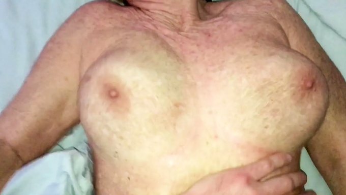 Büyük Doğal Göğüslere Sahip Yaşlı Kadın Creampie Alıyor