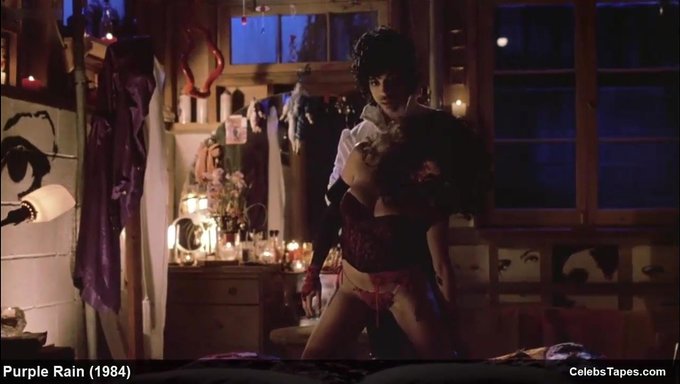 Apollonia Kotero Ile Iç Çamaşırı Ve Üstsüz Sahneler
