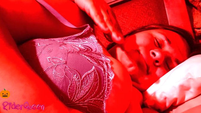 Amatör Pov Videosu, Olgun Bir Üvey Annenin Cadılar Bayramı'Nda Anal Seksin Tadını Çıkardığını Gösteriyor