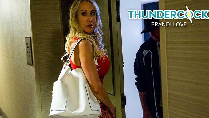 Sarışın Milf Brandi Love, Duygusal Bir Sakso Çekiyor Ve Yüzüne Boşalıyor