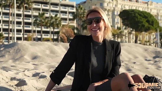 Doğal Büyük Memeli Sarışın Anouk, Kıçına Sertçe Geçiriyor.