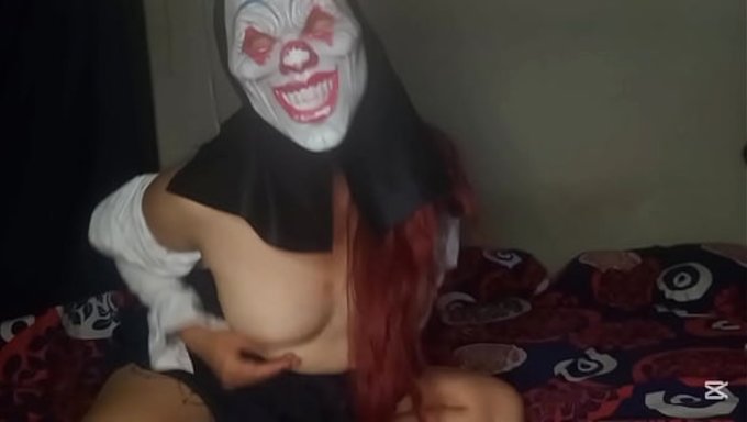 Bir Okul Kızı, Cadılar Bayramı Gecesi Için Ateşli Bir Video Çekti Ve Yoğun Bir Aksiyon Yaşandı.