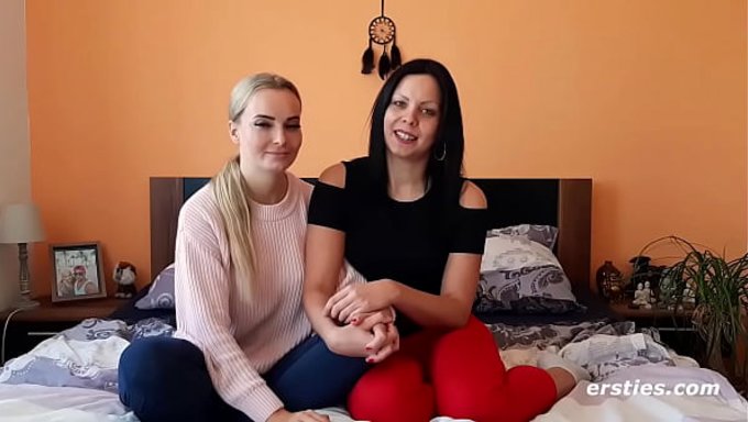 Iki Kız Arkadaş Izlenirken Eğleniyor, Tıpkı En Ateşli Ersties Videolarındaki Gibi.