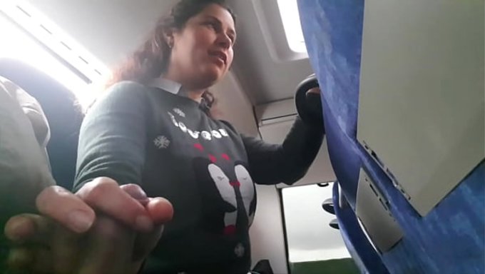 Otobüste Olgun Ve Taş Gibi Bir Kadınla Ateşli Bir Macera.