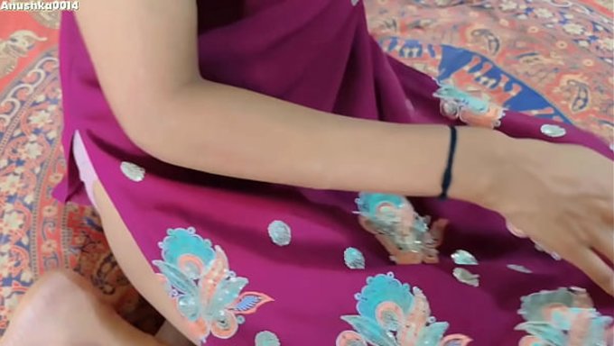Hintli Sevgilim Bu Dar Üniversite Sahnesinde Her Darbeden Zevk Alıyor.