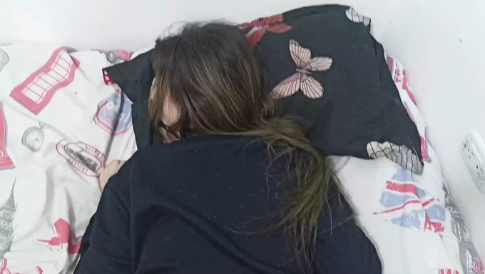 18 Yaşındaki Latin Üvey Kız Kardeş Sert Ve Vahşi Bir Seks Seansının Tadını Çıkarıyor