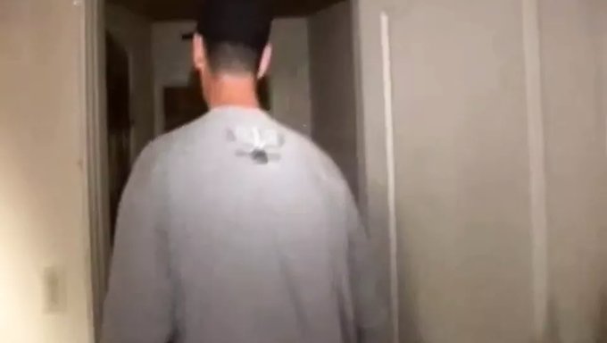 Genç Fahişe Büyük Bir Yarrak Tarafından Amını Siktiriyor