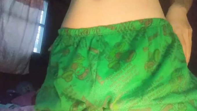 Biseksüel 18 Yaşındaki Çinli Kız Amatör Videoda Mastürbasyon Yapıyor