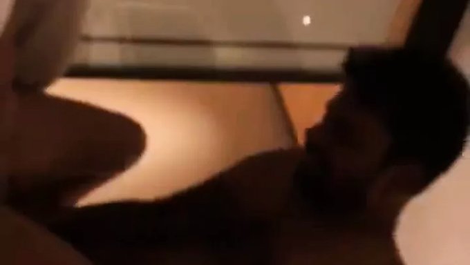 Büyük Meme Uçlarına Sahip Hintli Genç Ev Yapımı Porno Filmde Tatmin Edici Bir Orgazm Yaşıyor