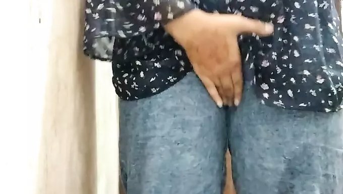 Hintli Bir Üniversite Kızının Banyosu Ve Lezbiyen Buluşmasının Ev Yapımı Videosu