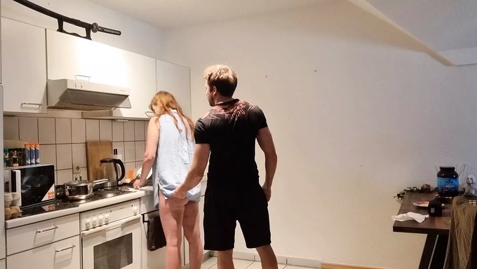 Üvey Kız Kardeşinin Gizli Sevgilisiyle Orgazm Deneyimi