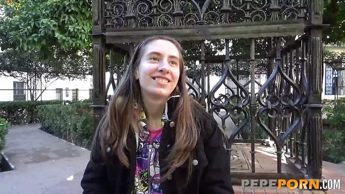18 Yaşındaki Kız Ilk Saksosunu Çekiyor Ve Sikişiyor