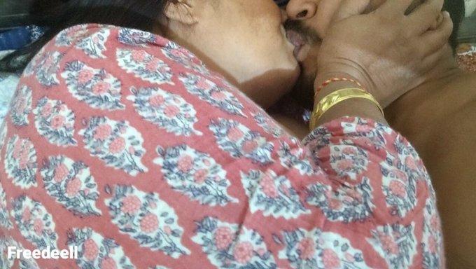 Desi Anne, Hintli Bir Genç Tarafından Içine Boşalıyor