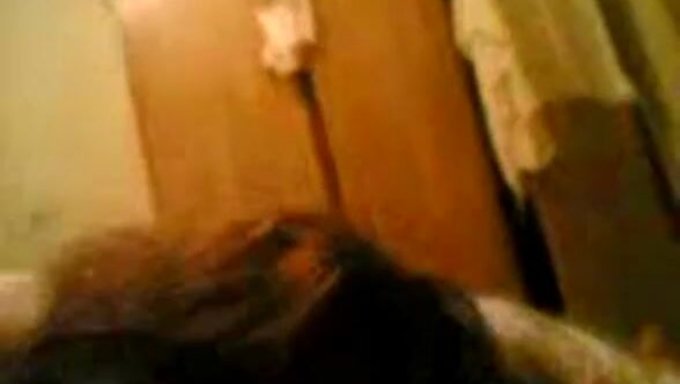 Bu Webcam Videosunda Iyi Bir Kız Baştan Çıkarıcı Bir Şekilde Başını Okşuyor.