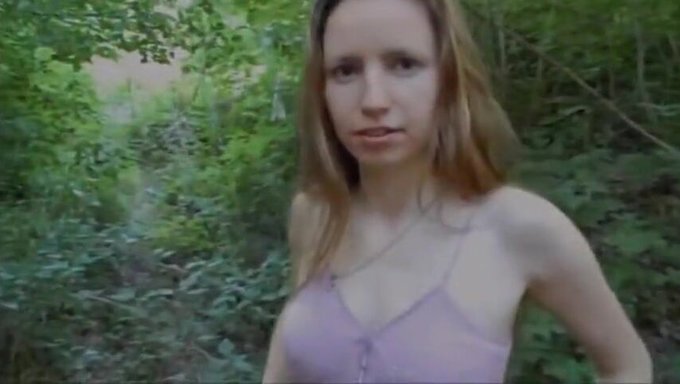 Rus Fahişe Yulia Lazareva, Kirli Bir Açık Hava Sahnesinde