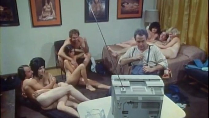 Tüylü Vintage Orgy Ile Sikişler Ve Grup Seks