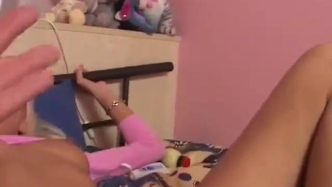 Eşcinsel Adam, Sarışın Nikky Blond'Un Dildo Ve Titreşimli Oyuncakla Mastürbasyon Yapmasına Yardımcı Oluyor