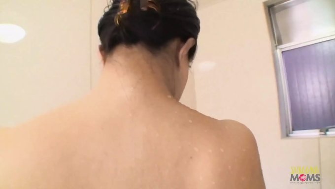 Büyük Göğüslü Asyalı Bebek Chiyo Yamabe, Bir Yarrağı Sürdükten Sonra Dağınık Bir Creampie Alıyor