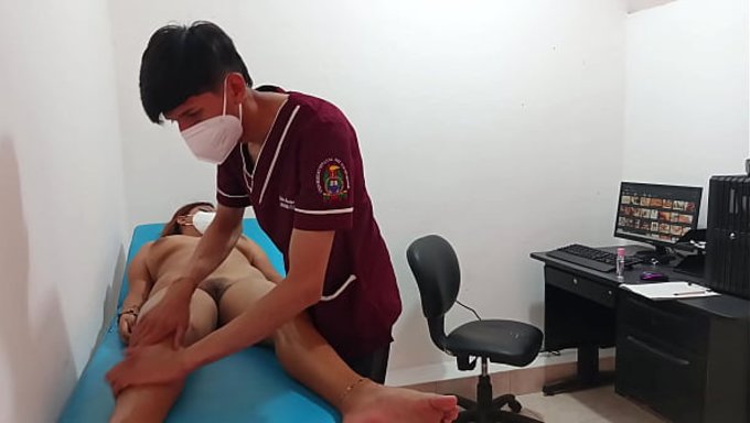 Hasta, Seksi Masöz Tarafından Güzelce Beceriliyor.