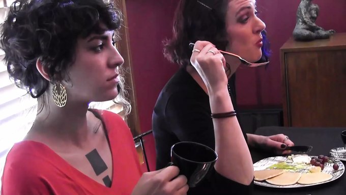 Bdsm Hanımefendi, Partnerinin Amını Uyarmak Için Ağzını Ve Dilini Kullanıyor