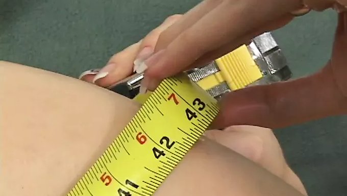 Kötü Tavırlı Esmer Genç, Dövmeli Büyük Popolu Pornodan Zevk Alıyor