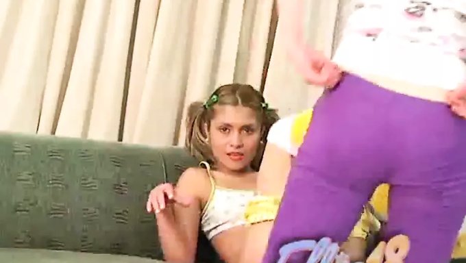 Küçük Göğüslü Genç Kız Arkadaşı Tarafından Parmaklanıyor Ve Beceriliyor
