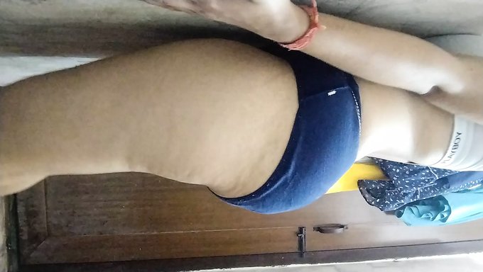 Asyalı Anne Kıçını Islak Ve Vahşi Hale Getiriyor