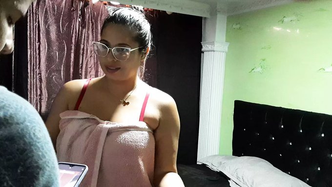Üvey Kardeşim Bazı Ateşli Fotoğraflar Için Poz Vermeme Yardım Ediyor Ve Hatta Beni Yalamaya Kadar Gidiyor.