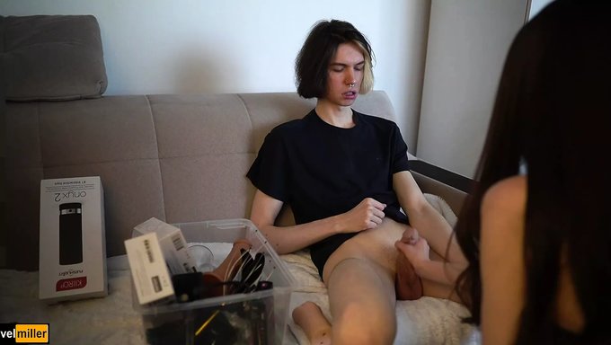 Rus Genç, Üvey Kardeşiyle Birlikte Bir Penis Tadıyor