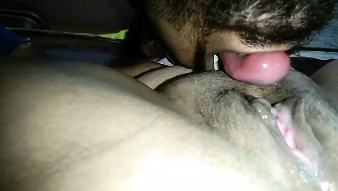 18 Yaşındaki Hint Amatör Arkadan Sikişiyor