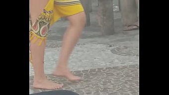 Seksi Shemale'In Şortu Neredeyse Penis Içermiyor