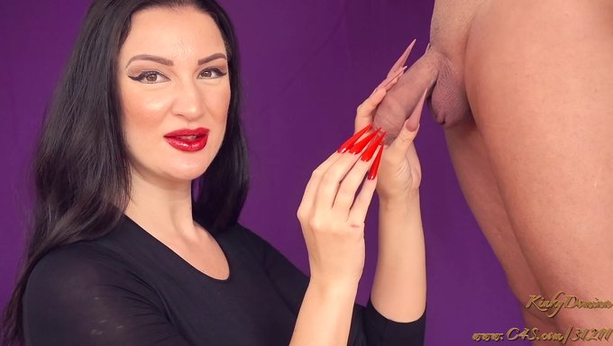 Ekstra Uzun Ince Tırnaklarla Bir Erkeğin Testisleri Ve Penisinin Içine Girmesini Izleyin
