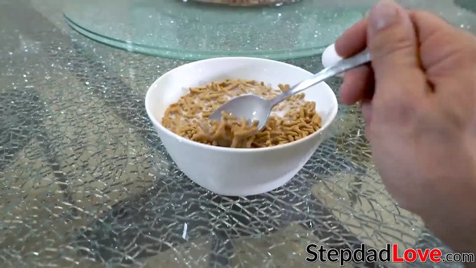 Üvey Kızı Shae Celestine, Bir Yük Sperme Alıyor