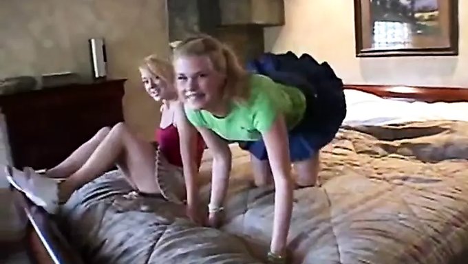 Iki Genç Kadın Bu Ateşli Videoda Cinselliklerini Keşfediyor
