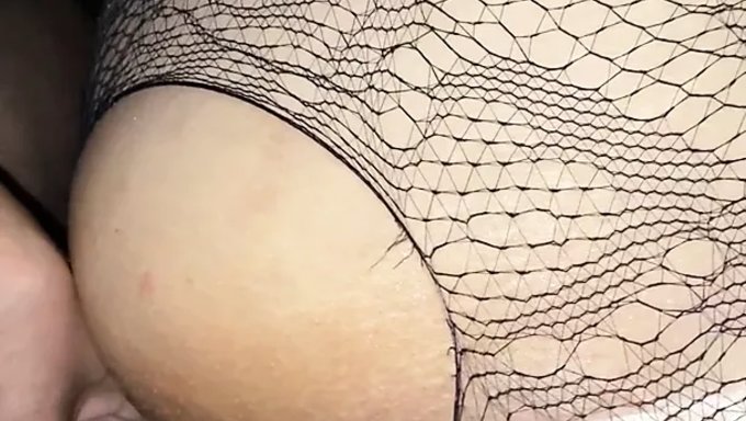 Güzel Büyük Popolu Faslı, Götünü Siktiriyor Ve Oral Olarak Beceriliyor