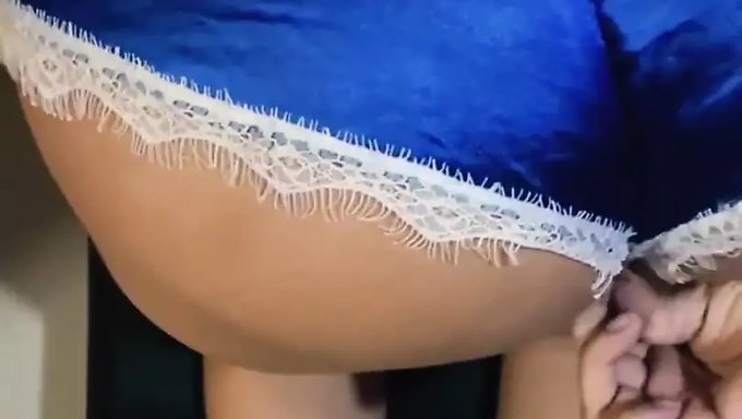 Nikni Gamed Awy, Büyük Kahverengi Poposunu Sekreter Tarafından Sıcak Bir Duşta Beceriyor