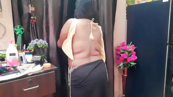Milf Ev Kadını Büyük Göğüslerini Külotla Sergiliyor