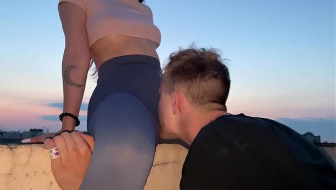 Lulu Leggings, Göt Delisi Hatunla Dışarıda Femdom Ve Am Tapınması.