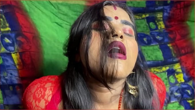 Desi Hintli Yengeler, Bu Viral Videoda Yerel Erkekler Tarafından Sikişiyor.