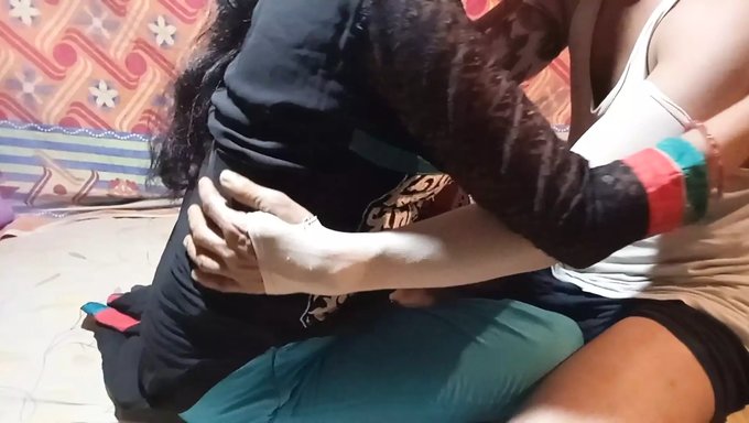 Bir Hint Desi Bhabhi'Yi Kirli Bir Desi Videosunda Yalayıp Sikişirken Izlemek