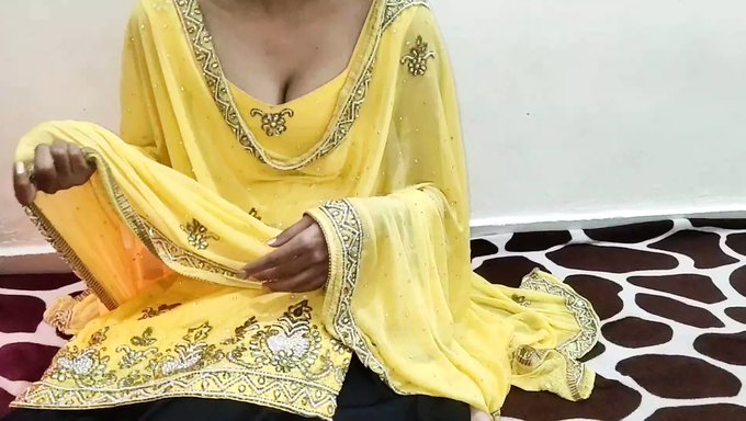 Hintli Genç Üvey Kız Kardeş, Bu Bdsm Rol Yapma Videosunda Üvey Erkek Kardeşiyle Yaramazlık Yapıyor
