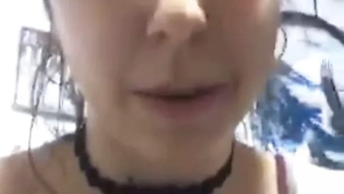 Kızlar Sıcak Bir Videoda Birlikte Oynuyor
