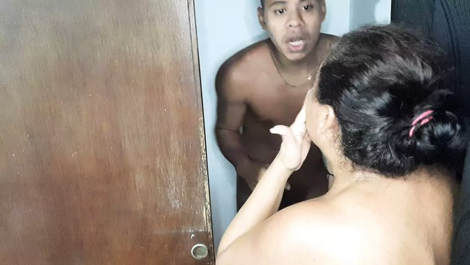 18 Yaşındaki Kolombiyalı Milf Derin Boğaz Sakso Çekiyor