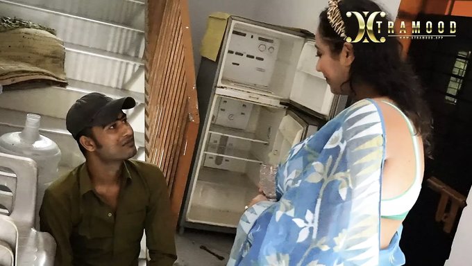 Hintli Milf, Büyük Götünü Bir Yarrak Tarafından Yalatıp Parmaklatıyor